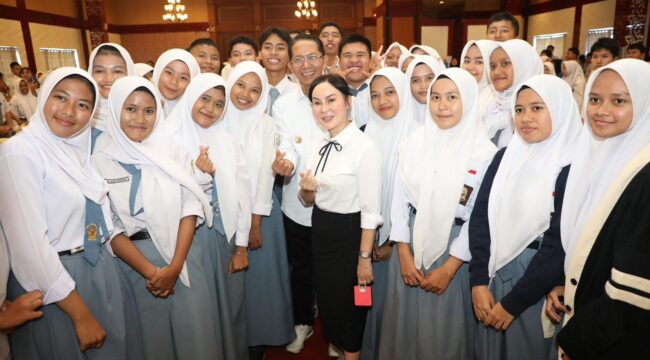 Wali Kota Batam, Amsakar Achmad dan Wakil Wali Kota Batam, Li Claudia Chandra, bersama sejumlah pelajar saat sosialisasi beasiswa perguruan tinggi, belum lama ini.