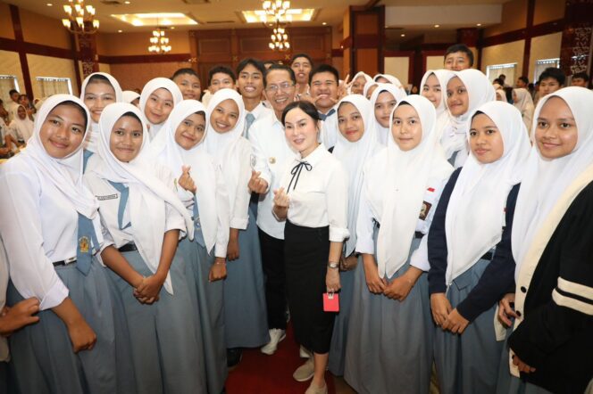 
					Wali Kota Batam, Amsakar Achmad dan Wakil Wali Kota Batam, Li Claudia Chandra, bersama sejumlah pelajar saat sosialisasi beasiswa perguruan tinggi, belum lama ini.