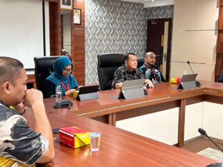 Kepala BRIDA Batam, Efrius, memimpin penilaian Nominator BIA 2026 di Kantor Wali Kota Batam, belum lama ini. 