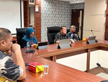 Kepala BRIDA Batam, Efrius, memimpin penilaian Nominator BIA 2026 di Kantor Wali Kota Batam, belum lama ini. 