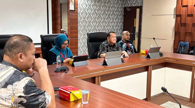 Kepala BRIDA Batam, Efrius, memimpin penilaian Nominator BIA 2026 di Kantor Wali Kota Batam, belum lama ini. 