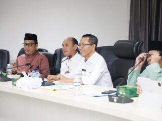 Wali Kota Batam, Amsakar Achmad, mengikuti penilaian pemerintah daerah berprestasi dalam implementasi Program 3 Juta Rumah secara virtual dari Kantor Wali Kota Batam, Jumat (7/8/2026). 