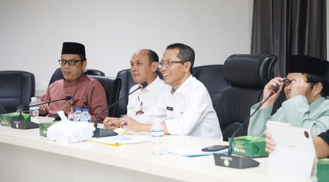 Wali Kota Batam, Amsakar Achmad, mengikuti penilaian pemerintah daerah berprestasi dalam implementasi Program 3 Juta Rumah secara virtual dari Kantor Wali Kota Batam, Jumat (7/8/2026). 