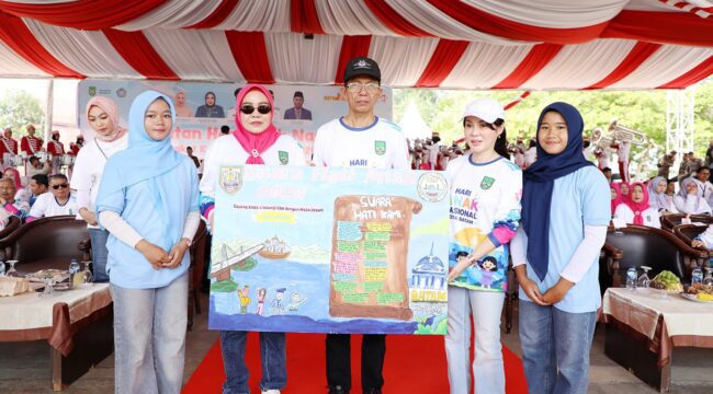 Wali Kota Batam, Amsakar Achmad, bersama Wakil Wali Kota Batam, Li Claudia Chandra, dan Ketua TP-PKK Batam, Erlita Amsakar, menerima suara hati anak saat peringatan HAN 2026 di Dataran Engku Putri Batamcentre, Sabtu (8/8/2026). 
