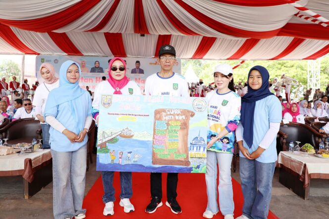 
					Wali Kota Batam, Amsakar Achmad, bersama Wakil Wali Kota Batam, Li Claudia Chandra, dan Ketua TP-PKK Batam, Erlita Amsakar, menerima suara hati anak saat peringatan HAN 2026 di Dataran Engku Putri Batamcentre, Sabtu (8/8/2026). 