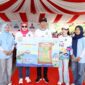 Wali Kota Batam, Amsakar Achmad, bersama Wakil Wali Kota Batam, Li Claudia Chandra, dan Ketua TP-PKK Batam, Erlita Amsakar, menerima suara hati anak saat peringatan HAN 2026 di Dataran Engku Putri Batamcentre, Sabtu (8/8/2026). 