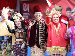 Wali Kota Batam, Amsakar Achmad, dan Wakil Wali Kota Batam, Li Claudia Chandra, serta Ketua TP-PKK Batam, Erlita Amsakar, bersama sejumlah pejabat melepas peserta pawai pembangunan dan pawai budaya di Dataran Engku Hamidah, Batam, Minggu (9/8/2026). 