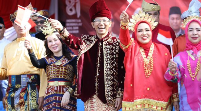 Wali Kota Batam, Amsakar Achmad, dan Wakil Wali Kota Batam, Li Claudia Chandra, serta Ketua TP-PKK Batam, Erlita Amsakar, bersama sejumlah pejabat melepas peserta pawai pembangunan dan pawai budaya di Dataran Engku Hamidah, Batam, Minggu (9/8/2026). 