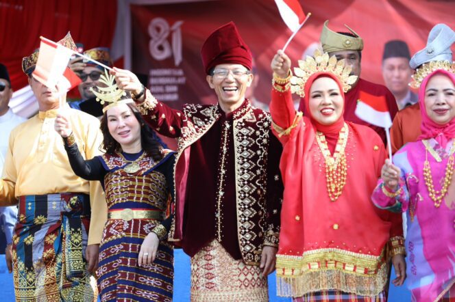 
					Wali Kota Batam, Amsakar Achmad, dan Wakil Wali Kota Batam, Li Claudia Chandra, serta Ketua TP-PKK Batam, Erlita Amsakar, bersama sejumlah pejabat melepas peserta pawai pembangunan dan pawai budaya di Dataran Engku Hamidah, Batam, Minggu (9/8/2026). 