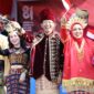 Wali Kota Batam, Amsakar Achmad, dan Wakil Wali Kota Batam, Li Claudia Chandra, serta Ketua TP-PKK Batam, Erlita Amsakar, bersama sejumlah pejabat melepas peserta pawai pembangunan dan pawai budaya di Dataran Engku Hamidah, Batam, Minggu (9/8/2026). 