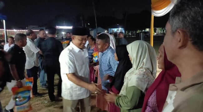 Ketua DPRD Provinsi Kepri Iman Sutiawan poto bersama sekaligus penyerahan sembako secara simbolis kepada warga, Pada 9 Agustus 2026,