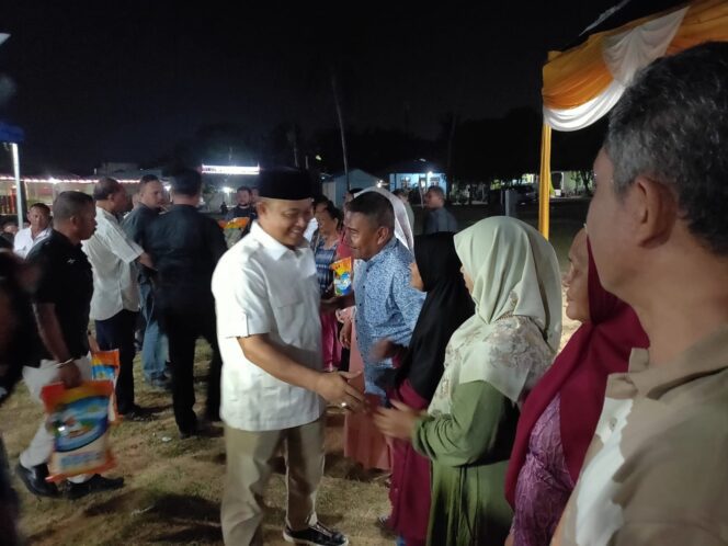 
					Ketua DPRD Provinsi Kepri Iman Sutiawan poto bersama sekaligus penyerahan sembako secara simbolis kepada warga, Pada 9 Agustus 2026,