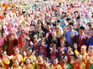 Wali Kota Batam, Amsakar Achmad, dan Wakil Wali Kota Batam, Li Claudia Chandra, bersama peserta didik, belum lama ini. 