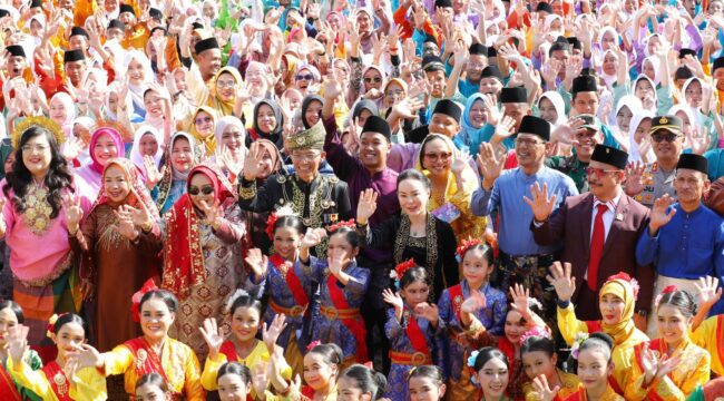 Wali Kota Batam, Amsakar Achmad, dan Wakil Wali Kota Batam, Li Claudia Chandra, bersama peserta didik, belum lama ini. 