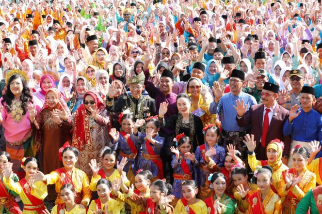 
					Wali Kota Batam, Amsakar Achmad, dan Wakil Wali Kota Batam, Li Claudia Chandra, bersama peserta didik, belum lama ini. 