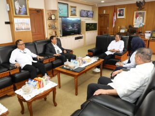 Wali Kota Batam, Amsakar Achmad, menerima kunjungan kerja Kepala PN Batam yang baru, Arizal Anwar, bersama mantan Kepala PN Batam, Tiwik, di Kantor Wali Kota Batam, Senin (10/8/2026). 