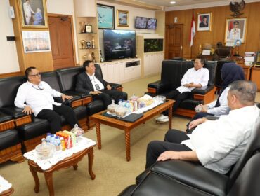 Wali Kota Batam, Amsakar Achmad, menerima kunjungan kerja Kepala PN Batam yang baru, Arizal Anwar, bersama mantan Kepala PN Batam, Tiwik, di Kantor Wali Kota Batam, Senin (10/8/2026). 