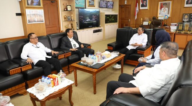 Wali Kota Batam, Amsakar Achmad, menerima kunjungan kerja Kepala PN Batam yang baru, Arizal Anwar, bersama mantan Kepala PN Batam, Tiwik, di Kantor Wali Kota Batam, Senin (10/8/2026). 