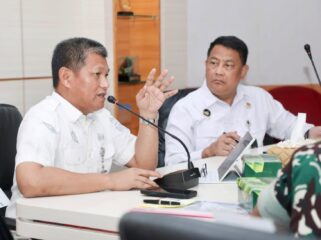 Sekda Batam, Firmansyah, menyampaikan pemaparan dalam Rapat Koordinasi Analisis Capaian Pemanfaatan IKD dalam Mendukung Perluasan Program Perlindungan Sosial di Provinsi Kepulauan Riau di Kantor Wali Kota Batam, Selasa (11/8/2026).