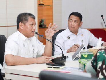 Sekda Batam, Firmansyah, menyampaikan pemaparan dalam Rapat Koordinasi Analisis Capaian Pemanfaatan IKD dalam Mendukung Perluasan Program Perlindungan Sosial di Provinsi Kepulauan Riau di Kantor Wali Kota Batam, Selasa (11/8/2026).