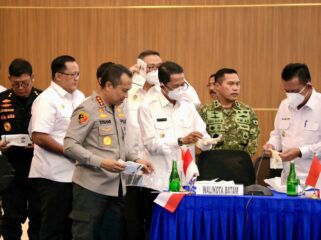 Wali Kota Batam, Amsakar Achmad, ikut memusnahkan barang bukti psikotropika jenis ketamine di Mako Kodaeral IV Batam, Rabu (12/8/2026). HUMAS DISKOMINFO BATAM / RUMAWI