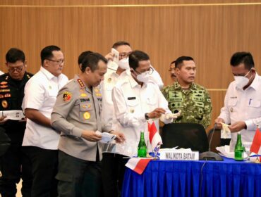 Wali Kota Batam, Amsakar Achmad, ikut memusnahkan barang bukti psikotropika jenis ketamine di Mako Kodaeral IV Batam, Rabu (12/8/2026). HUMAS DISKOMINFO BATAM / RUMAWI