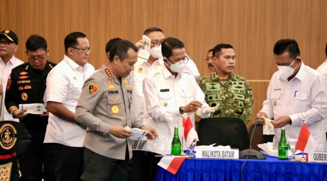 Wali Kota Batam, Amsakar Achmad, ikut memusnahkan barang bukti psikotropika jenis ketamine di Mako Kodaeral IV Batam, Rabu (12/8/2026). HUMAS DISKOMINFO BATAM / RUMAWI