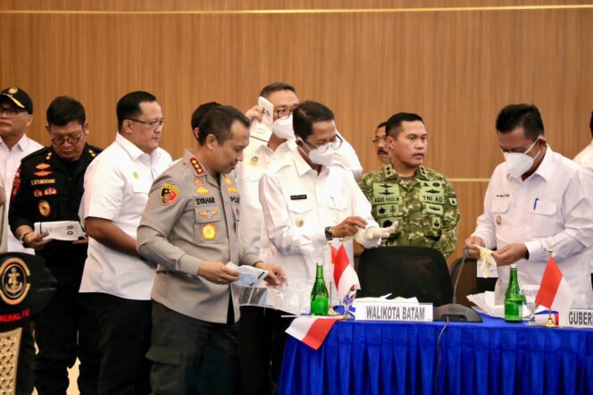 
					Wali Kota Batam, Amsakar Achmad, ikut memusnahkan barang bukti psikotropika jenis ketamine di Mako Kodaeral IV Batam, Rabu (12/8/2026). HUMAS DISKOMINFO BATAM / RUMAWI