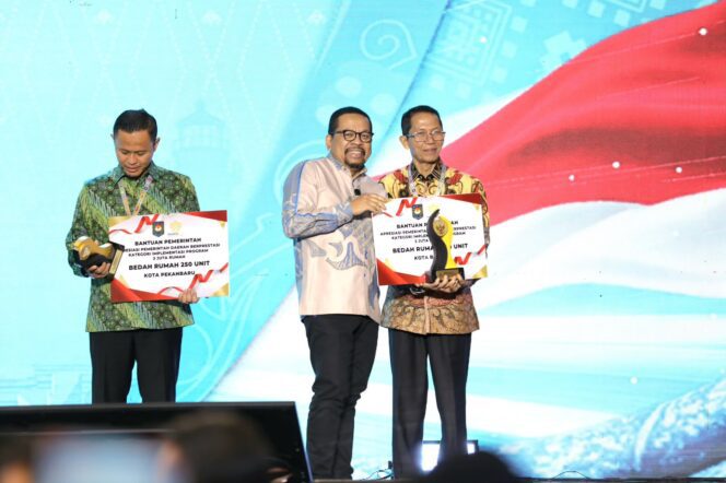 
					Wali Kota Batam, Amsakar Achmad, menerima penghargaan dalam Apresiasi Pemerintah Daerah Berprestasi Tahun 2026 di Hotel Radisson Batam, Rabu (12/8/2026) malam. 