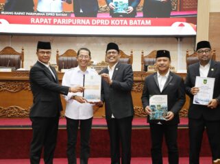 Wali Kota Batam, Amsakar Achmad, menyerahkan Ranperda kepada pimpinan DPRD Batam saat Sidang Paripurna di Kantor DPRD Batam, Sabtu (15/8/2026). 