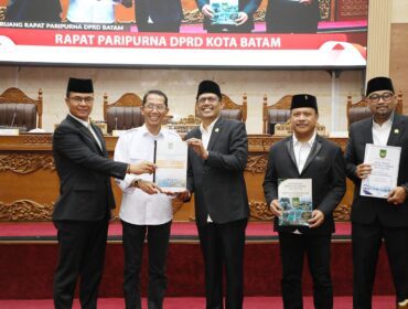 Wali Kota Batam, Amsakar Achmad, menyerahkan Ranperda kepada pimpinan DPRD Batam saat Sidang Paripurna di Kantor DPRD Batam, Sabtu (15/8/2026). 