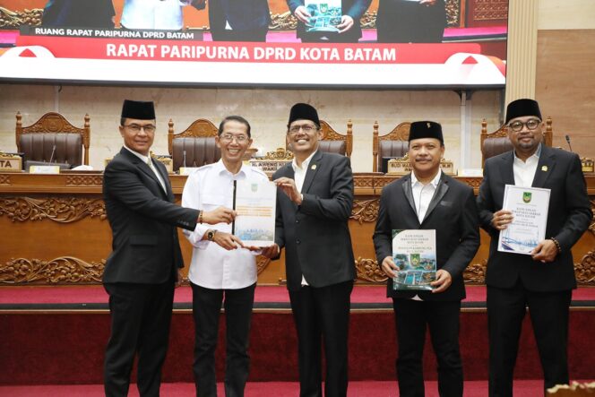 
					Wali Kota Batam, Amsakar Achmad, menyerahkan Ranperda kepada pimpinan DPRD Batam saat Sidang Paripurna di Kantor DPRD Batam, Sabtu (15/8/2026). 