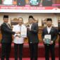 Wali Kota Batam, Amsakar Achmad, menyerahkan Ranperda kepada pimpinan DPRD Batam saat Sidang Paripurna di Kantor DPRD Batam, Sabtu (15/8/2026). 