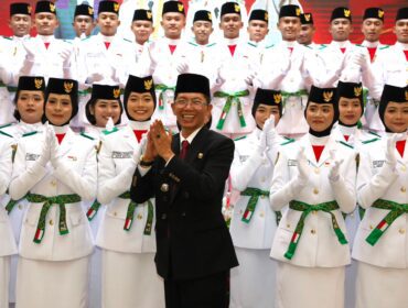 Wali Kota Batam, Amsakar Achmad, bersama Paskibraka Kota Batam 2026 usai dikukuhkan di Golden Prawn 933, Bengkong, Sabtu (15/8/2026) malam. 