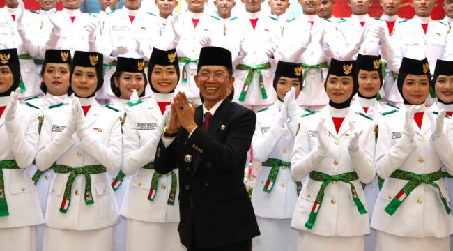 Wali Kota Batam, Amsakar Achmad, bersama Paskibraka Kota Batam 2026 usai dikukuhkan di Golden Prawn 933, Bengkong, Sabtu (15/8/2026) malam. 