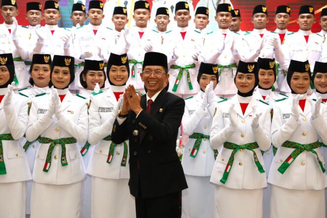 
					Wali Kota Batam, Amsakar Achmad, bersama Paskibraka Kota Batam 2026 usai dikukuhkan di Golden Prawn 933, Bengkong, Sabtu (15/8/2026) malam. 