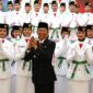 Wali Kota Batam, Amsakar Achmad, bersama Paskibraka Kota Batam 2026 usai dikukuhkan di Golden Prawn 933, Bengkong, Sabtu (15/8/2026) malam. 