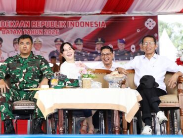 Wali Kota Batam, Amsakar Achmad, bersama Wakil Wali Kota Batam, Li Claudia Chandra, menghadiri gladi bersih upacara HUT ke-81 RI di Dataran Engku Putri, Batam Centre, Minggu (16/8/2026). 
