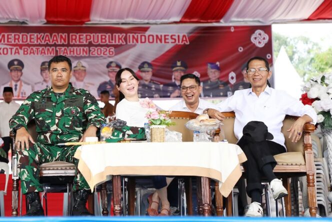 
					Wali Kota Batam, Amsakar Achmad, bersama Wakil Wali Kota Batam, Li Claudia Chandra, menghadiri gladi bersih upacara HUT ke-81 RI di Dataran Engku Putri, Batam Centre, Minggu (16/8/2026). 