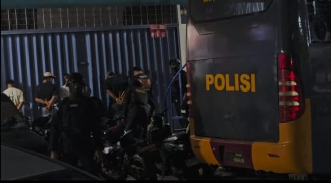 Tim Mabes Polri Gerebek lokasi Jekpot Nagoya Game Zona dan Kasino yang berada di kawasan depan Hotel Nagoya, Batam.