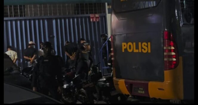 
					Tim Mabes Polri Gerebek lokasi Jekpot Nagoya Game Zona dan Kasino yang berada di kawasan depan Hotel Nagoya, Batam.