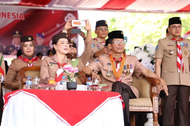 
					Wali Kota Batam, Amsakar Achmad, bersama Wakil Wali Kota Batam, Li Claudia Chandra, menghadiri Upacara Peringatan Hari Pramuka ke-65 Tingkat Kota Batam di Dataran Engku Putri, Batam Center, Selasa (18/8/2026).