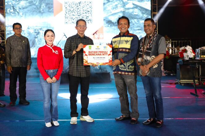 
					Wali Kota Batam, Amsakar Achmad, bersama Wakil Wali Kota Batam, Li Claudia Chandra, menyerahkan secara simbolis bantuan Batam Peduli Bencana NTT saat Semarak Kemerdekaan dalam rangka HUT ke-81 RI di Dataran Engku Putri, Batamcentre, Jumat (21/8/2026). 