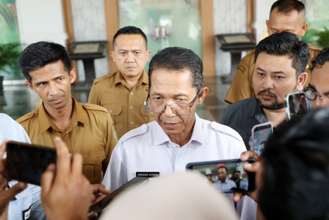 
					Wali Kota Batam, Amsakar Achmad, memberi keterangan kepada awak media, Senin (24/8/2026). 