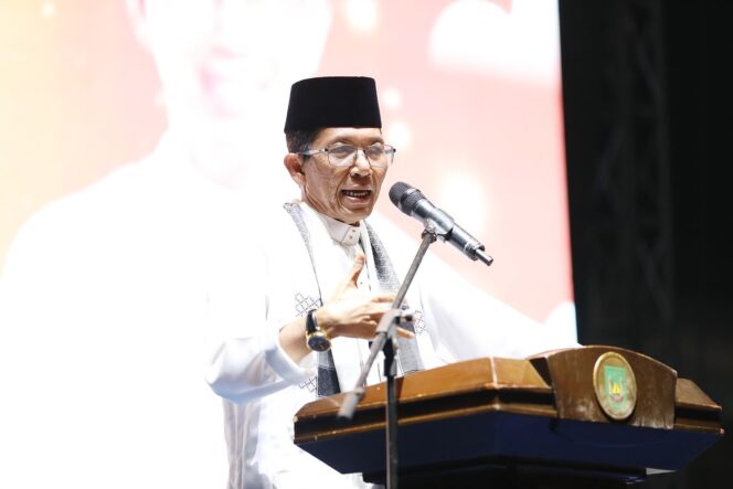 
					Wali Kota Batam, Amsakar Achmad, berbincang dengan Ustaz Wijayanto saat peringatan Maulid Nabi Muhammad SAW tingkat Kota Batam di Lapangan Bola Usman Harun, Tanjung Piayu, Sungai Beduk, Senin (24/8/2026) malam. 