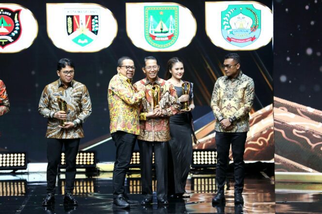 
					Kepala Badan Komunikasi Pemerintah RI, Muhammad Qodari, menyerahkan penghargaan Pemimpin Daerah Awards 2026 kepada Wali Kota Batam, Amsakar Achmad, di JCH Gedung iNews Tower, Jakarta, Kamis (27/8/2026). 