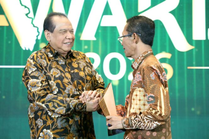 
					Wali Kota Batam, Amsakar Achmad, bersama Chairman dan Pendiri CT Corp, perusahaan induk yang menaungi detik.com melalui Trans Corp, Chairul Tanjung, saat menerima penghargaan Detik Sumatera Awards 2026 di Jakarta, Jumat (28/8/2026). 