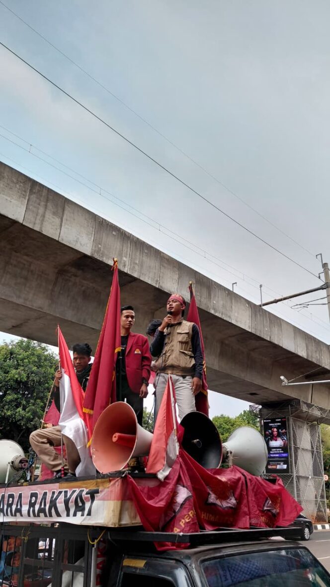 
					Massa aksi dari mahasiswa Himpunan Mahasiswa Persatuan Islam (Hima Persis) berunjuk rasa di Kejaksaan Agung, Jakarta Selatan, Selasa (4/8/2026).