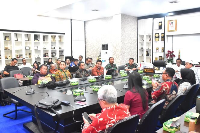 
					Wawako Ariza pimpin Rapat Finalisasi HUT RI, pastikan kesiapan berjalan sesuai rencana.