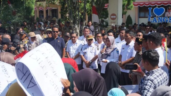 
					Kecewa!  Sekda Kota Langsa Pergi Tinggalkan Massa Aksi Korban Banjir Langsa Tanpa Jawaban